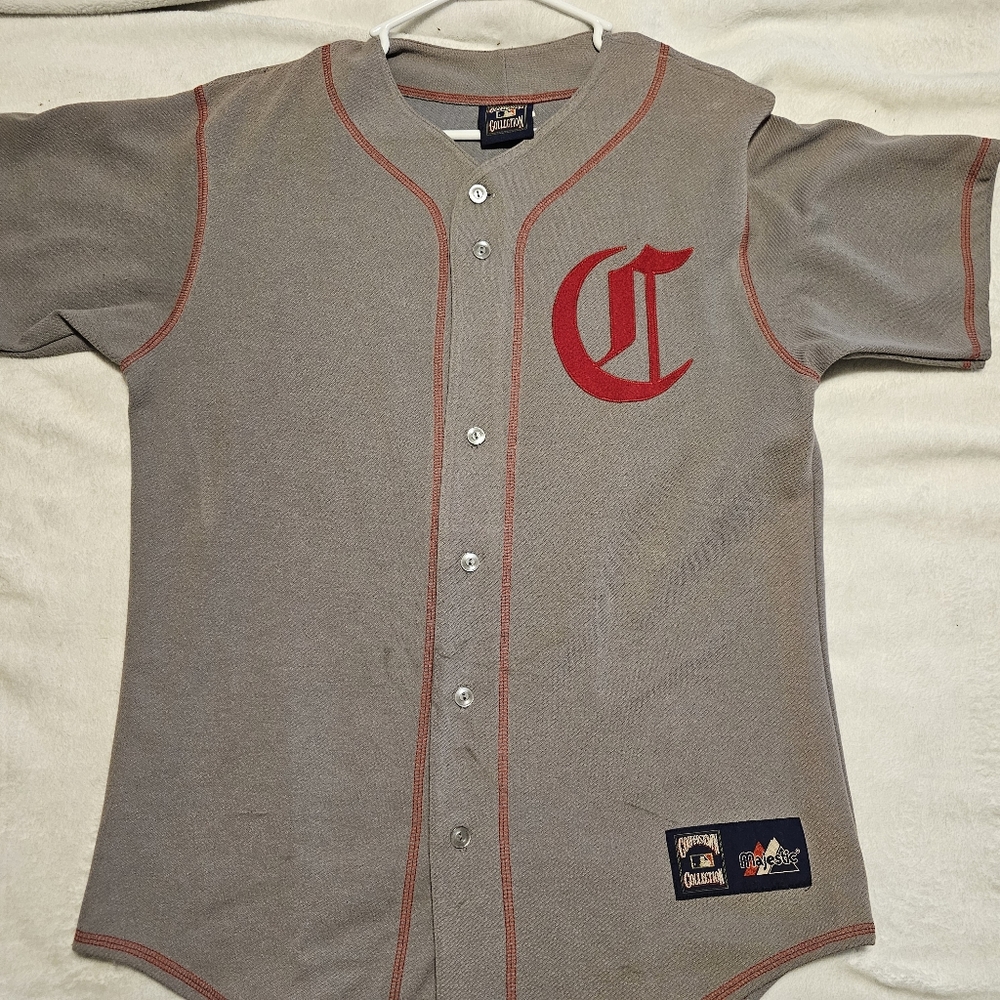 Cincinnati Reds jersey. Medium gray button-up vintage